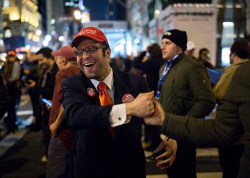 Un simpatizante de Trump, junto a la torre que lleva su nombre en Nueva York, reacciona con alegría a las noticias sobre los resultados electorales.