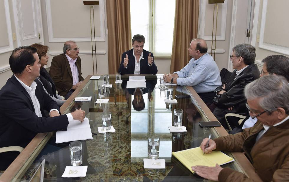 Santos, reunido con parte del equipo negociador en Bogotá. 