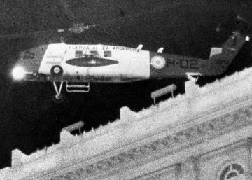 El helic&oacute;ptero que traslada a Isabelita Per&oacute;n tras el golpe militar despega desde el helipuerto de la Casa Rosada, el 24 de marzo de 1976.
