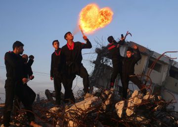 J&oacute;venes palestinos de un grupo de artes marciales en una casa destruida por la guerra con Israel en 2014.