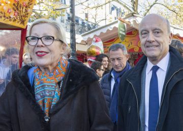 Alain Jupp&eacute; (centro) visita el mercado de Navidad de Burdeos.