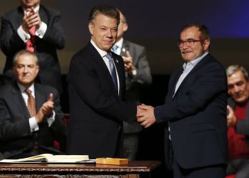 Santos y Timochenko tras la firma del segundo acuerdo de paz. 