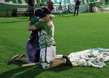 Dos hinchas se abrazan en el homenaje al Chapecoense.