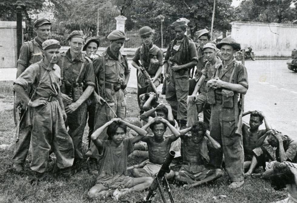 Soldados holandeses apuntando a combatientes indonesios, del libro 'Koloniale Oorlog' 