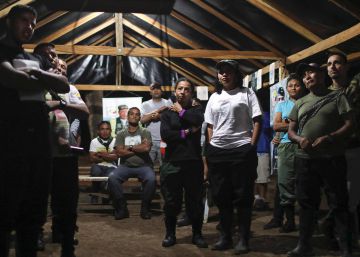 In bid to win over skeptical public, FARC takes the Mannequin Challenge