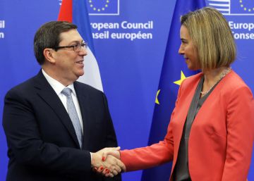 Federica Mogherini saluda al ministro de Exteriores de Cuba, Bruno Rodr&iacute;guez Parrilla, este lunes en Bruselas.