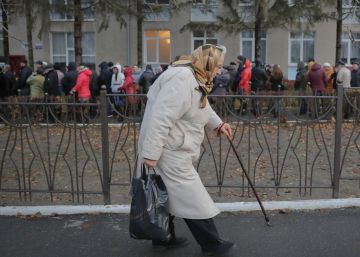 Una mujer cruza de Transdni&eacute;ster a Moldavia para votar en las elecciones de noviembre pasado.