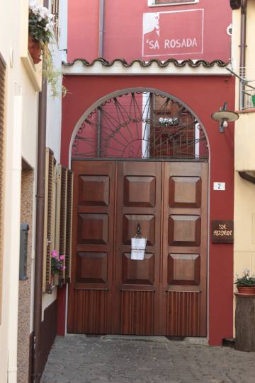 Puerta del establecimiento conocido como Sa Rosada.