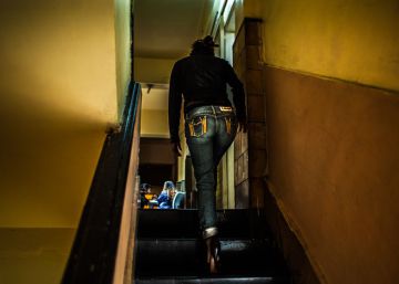 Una mujer llega a la sede de Brigada Callejera en el barrio de la Merced.