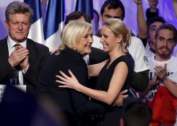 Marine Le Pen y Marion Marechal-Le Pen, durante un acto de campa&ntilde;a, el 10 de diciembre de 2015, en Par&iacute;s (Francia)