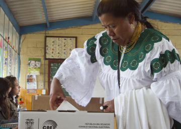 Una mujer vota en las elecciones generales de 2013