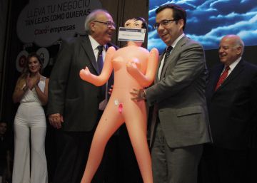 Roberto Fantuzzi, presidente de Asexma, y el ministro de Econom&iacute;a, Luis Felipe C&eacute;spedes, posan con una mu&ntilde;eca inflable.