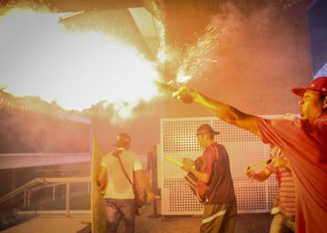 Manifestantes atacan la sede de la FIESP en S&atilde;o Paulo.