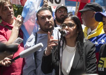 La canciller de Venezuela, Delcy Rodr&iacute;guez, habla en Buenos Aires frente al ministerio de Exteriores rodeada de manifestantes.