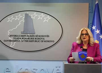 Edita Tahiri, ministra para el Di&aacute;logo con Belgrado, en rueda de prensa tras la asignaci&oacute;n del c&oacute;digo de Kosovo.