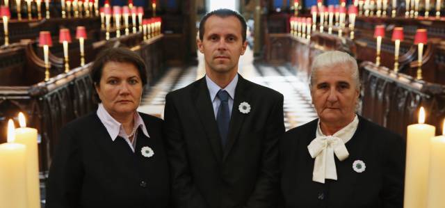 El superviviente Nedzad Avdic, en el centro.