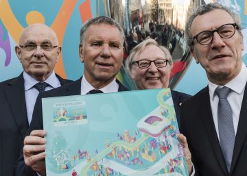 El concejal Alain Courtois sostiene un cartel sobre la pr&oacute;xima Eurocopa de 2020.