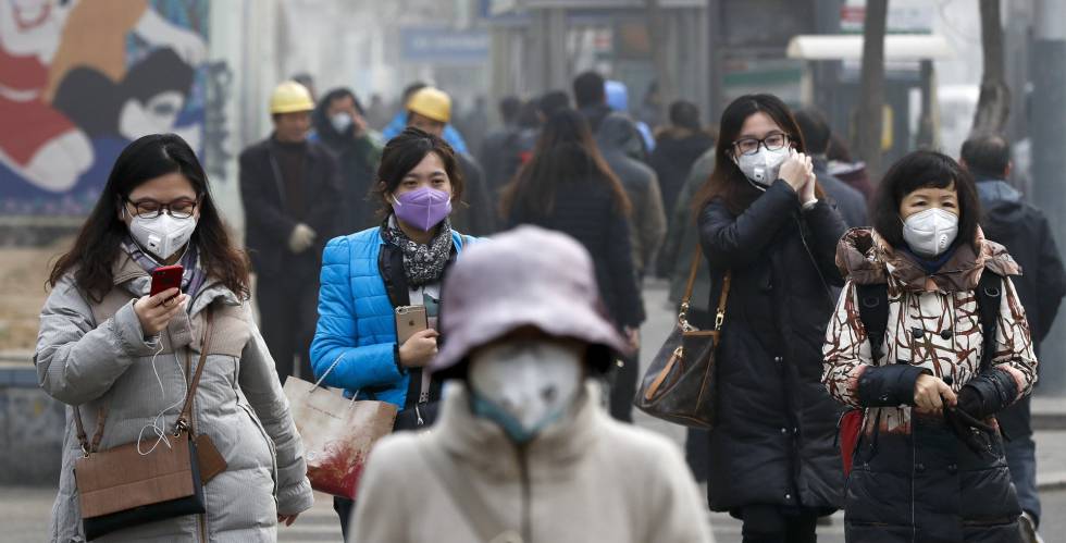 Varias mujeres ataviadas con mascarillas en Pekín.