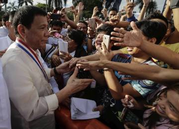 Duterte durante el homenaje a José Rizal, el héroe de la independencia filipino. El presidente del país goza de una popularadid cercana al 90%, según las últimas encuestas.