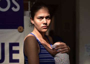 Elaine Miranda, varada en M&eacute;xico junto a su beb&eacute;.