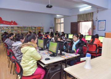 Las alumnas, durante las clases financiadas con el proyecto "Firefly"