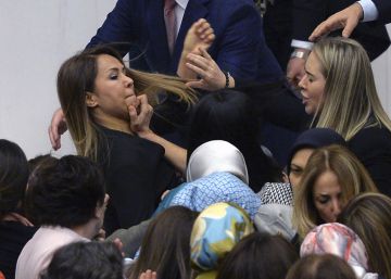 Diputadas del partido gobernante y de la oposición se enzarzan en una pelea en el Parlamento turco el pasado jueves durante una de las jornadas de debate y voto sobre la reforma constitucional.
