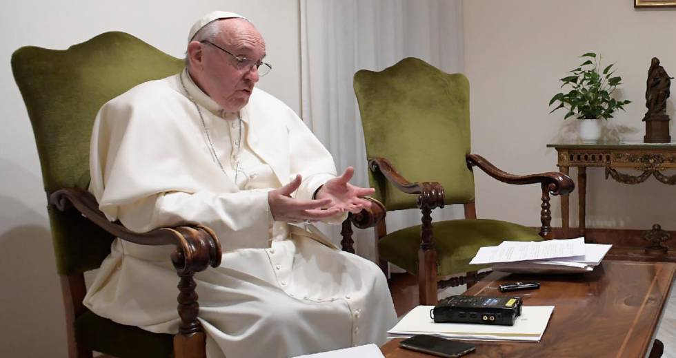 Papa Francisco: “El peligro en tiempos de crisis es buscar un salvador que  nos devuelva la identidad y nos defienda con muros” | Internacional | EL  PAÍS