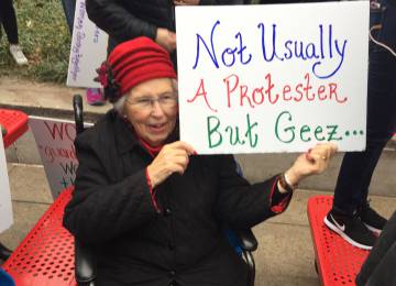 Suzanne Matunis, manifestante de 83 anos.