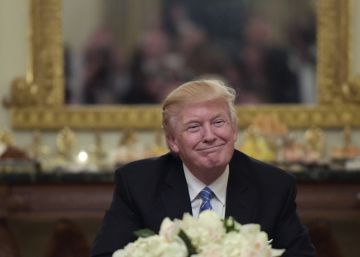 Donald Trump durante la cena con congresistas este lunes.