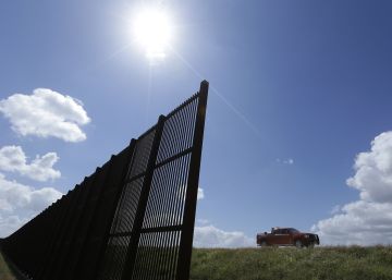La valla fronteriza entre Estados Unidos y M&eacute;xico, vista de Brownsville (Texas).