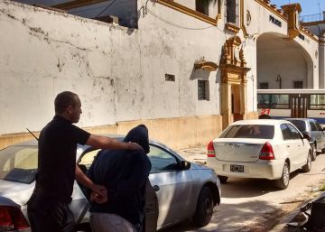 El momento en que Emilio es trasladado por la polic&iacute;a.