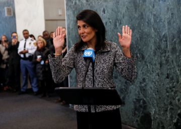 Nikki Haley al recoger la credencial de embajadora