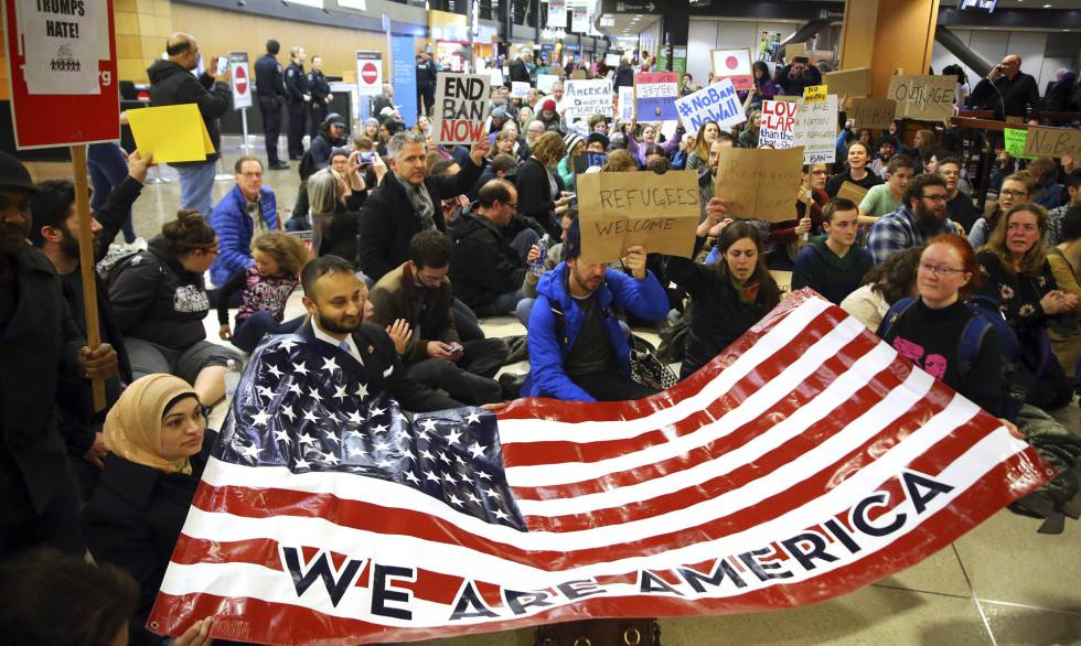 protesto aeroporto em Seattle neste sábado.