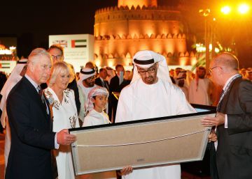 El Pr&iacute;ncipe de Gales presenta un manuscrito cor&aacute;nico al jeque Mohammed bin Zayed Al Nathan, pr&iacute;ncipe heredero de Abu Dhabi, en Emiratos &Aacute;rabes Unidos.