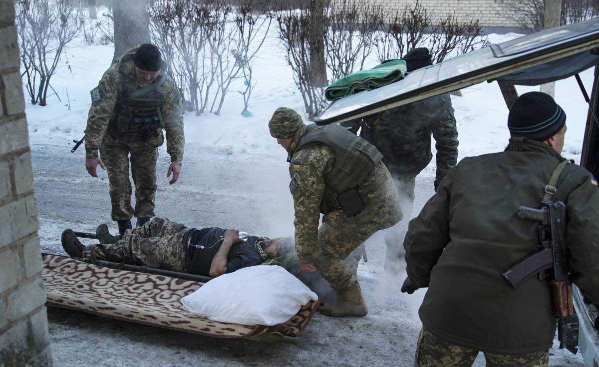 Un soldado progubernamental es evacuado de la ciudad de Avdeevka.