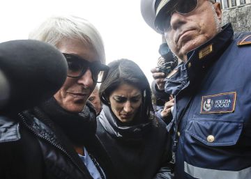La alcaldesa de Roma, Virginia Raggi, a su llegada al Ayuntamiento.