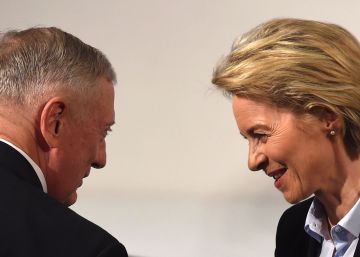 Los titulares de Defensa de EE UU, James Mattis, y Alemania, Ursula von der Leyen, el viernes en la Conferencia de Seguridad de M&uacute;nich. 