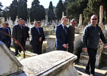 Emmanuel Macron, tercero desde la derecha, camina en Argel entre las tumbas del cementerio Bologhine, el pasado martes.