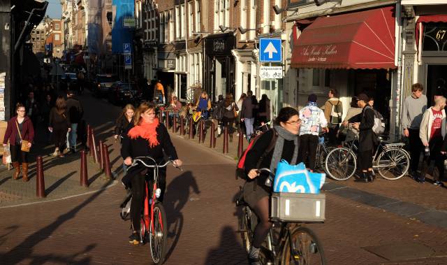 Mujeres pasean en bicicleta por Ámsterdam.
