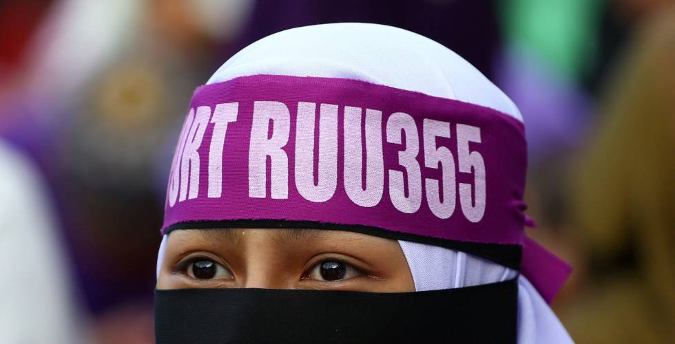 Policía de la moral - Una mujer participa en una manifestación en Kuala Lumpur para el endurecimiento del código penal islámico, el pasado sábado.