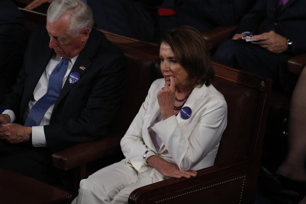 La líder demócrata en la Cámara de Representantes, de blanco, durante el primer discurso de Trump al Congreso.