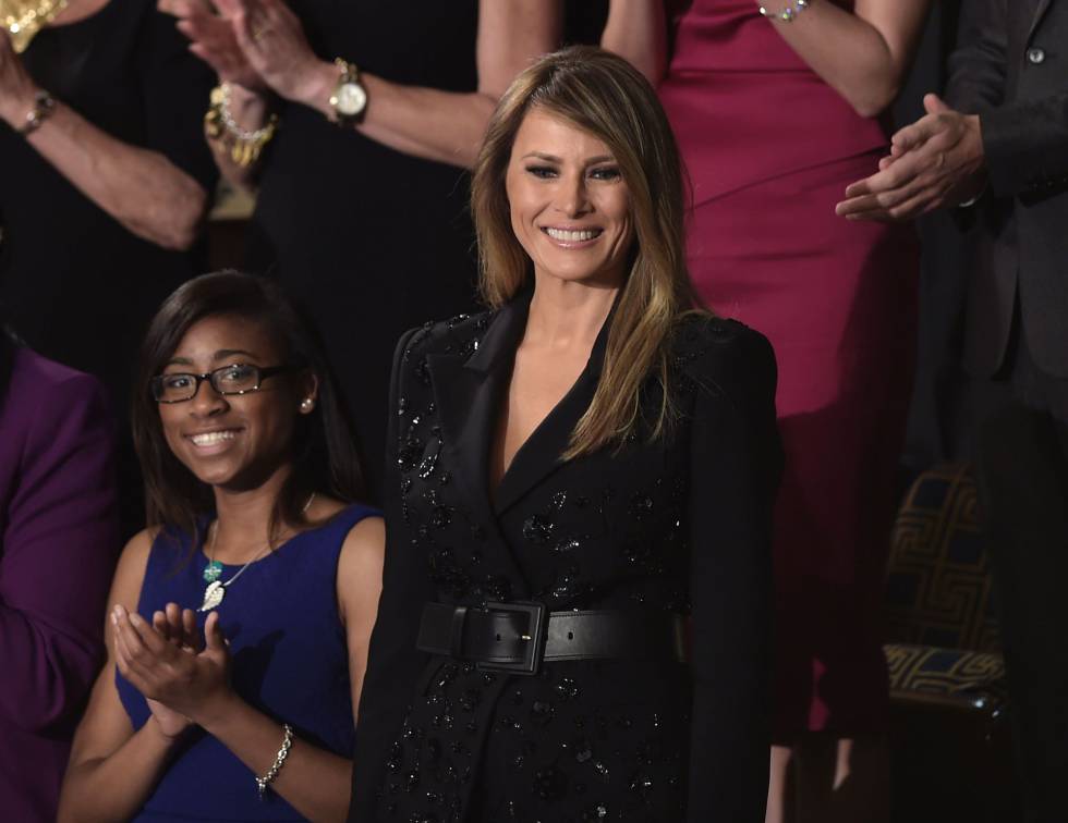 Melania Trump, vestida de Michael Kors, un traje que se vende por unos 10.000 dólares.