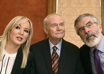 McGuinness, entre Gerry Adams y la candidata Michelle O'Neill.
