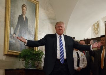 Trump sorprende a los visitantes a la Casa Blanca (bajo la sombra de Hillary Clinton)