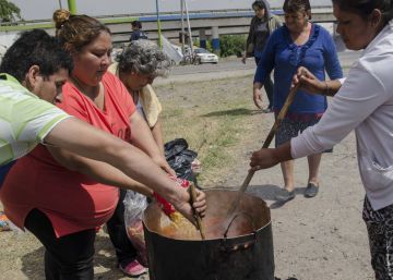 Manifestantes preparan una olla popula durante una protesta social en la provincia de Tucum&aacute;n.