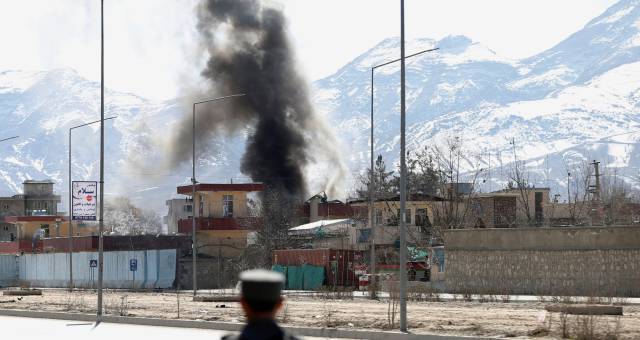 Una columna de humo se eleva tras una explosión en Kabul.