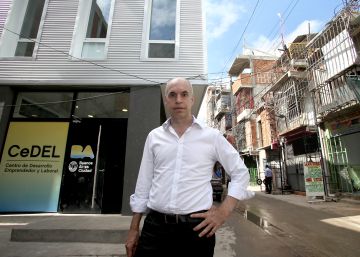 Horacio Larreta, frente a su oficina en la villa 31 de Buenos Aires.