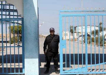 MHS06. Erez Checkpoint (---), 26032017.- A Palestinian Hamas security force stands guard at the Erez crossing point near Beit Hanun town in the northern Gaza Strip, 26 March 2017. Erez crossing point has been closed after senior leader of Ezz Al-Din Al-Qassam brigades, the armed wing of the Palestinian Hamas movement, Mazen Al-Faqhaa was killed on 24 March 2017 after gunmen shot him dead near his home in Tal Al-Hawa neighbourhood. Al-Faqhaa was freed by Israeli in 2011 prisoner swap with more than 1,000 other Palestinian prisoners in exchange for Gilad Shalit, an Israeli solder Hamas had detained for five years. EFEEPAMOHAMMED SABER