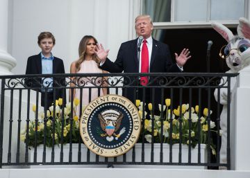 Trump olvida ponerse la mano en el pecho al escuchar el himno nacional