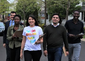 La candidata Hannah Risheq (centro) junto a su equipo de campaña en Virginia. 